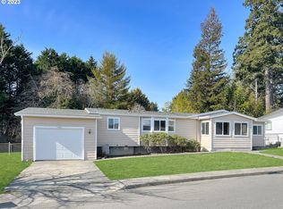 825 Kevin Pl, Brookings, OR 97415