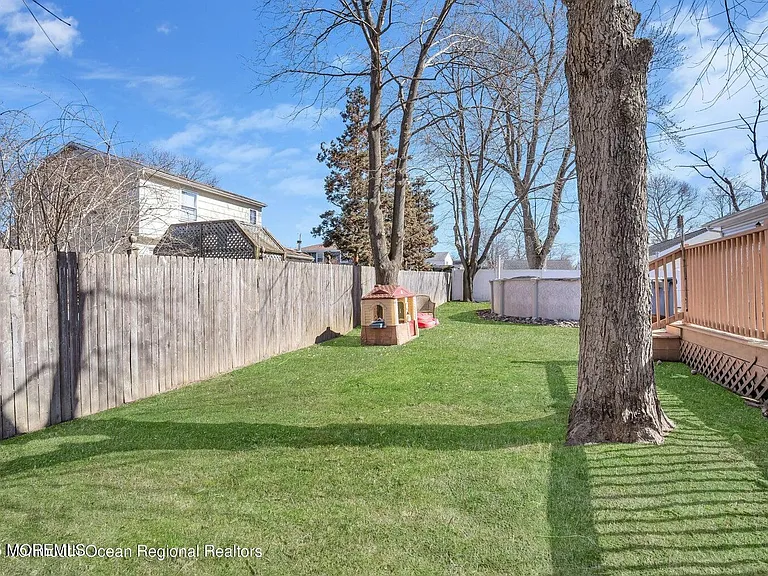 559 Dow Ave — Photo 17
