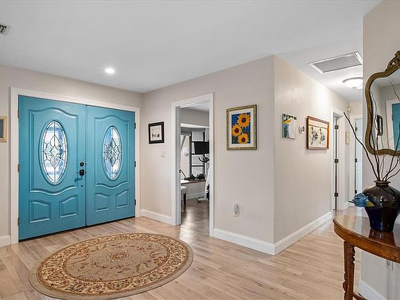3rd image of 184 Colony Point Dr