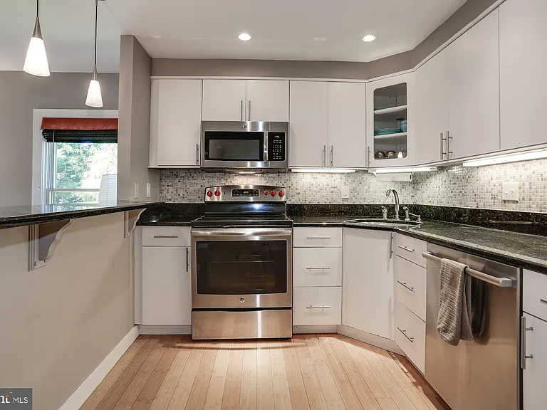 144 N Bedford St #B — Photo 6