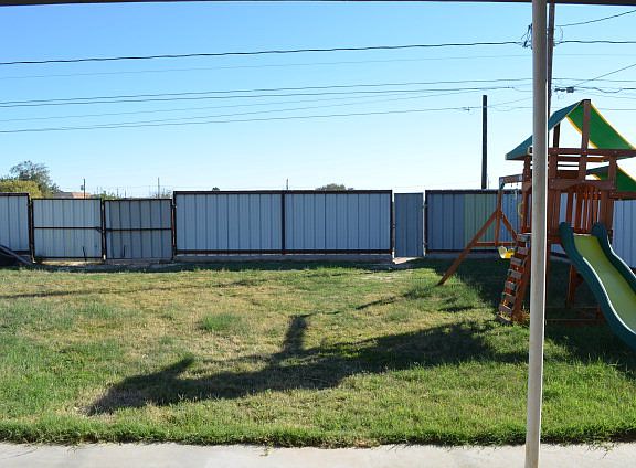 2nd image of 1214 E Oak Ave