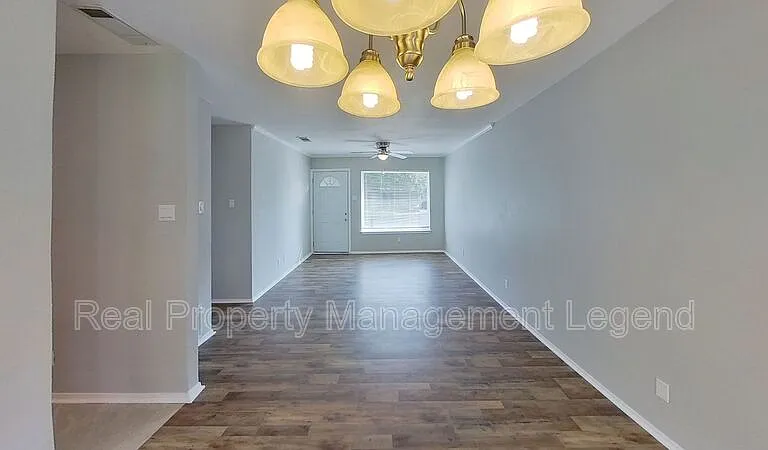 717 E Martin Ln — Photo 6