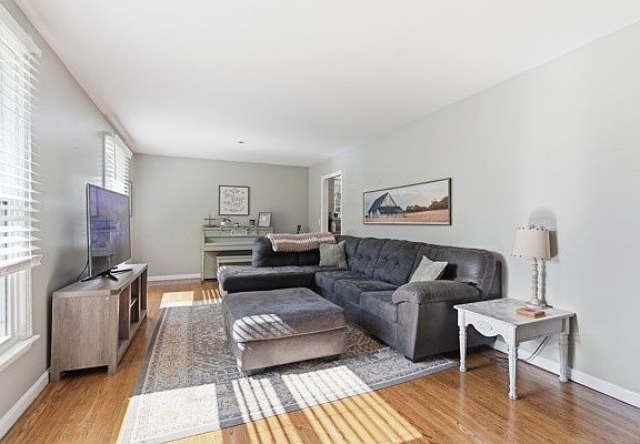 3rd image of 425 Lakeshore Dr