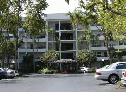 2nd image of 3980 Oaks Clubhouse Dr APT 203