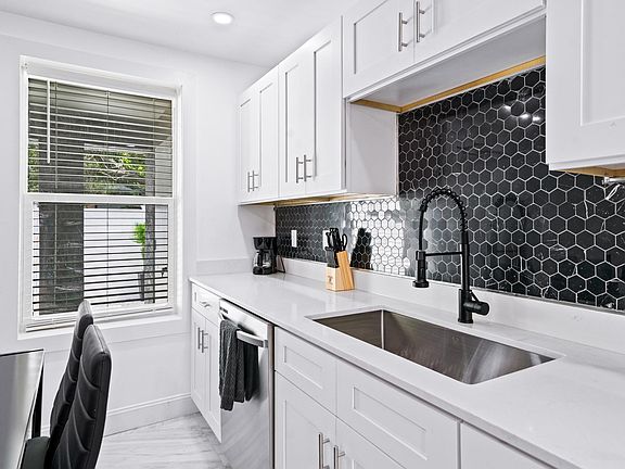3rd image of 4115 N Hubert Ave #4