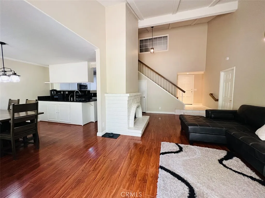 3 bed, 2.5 bath, 1372 sqft, $3,900 — Photo 4