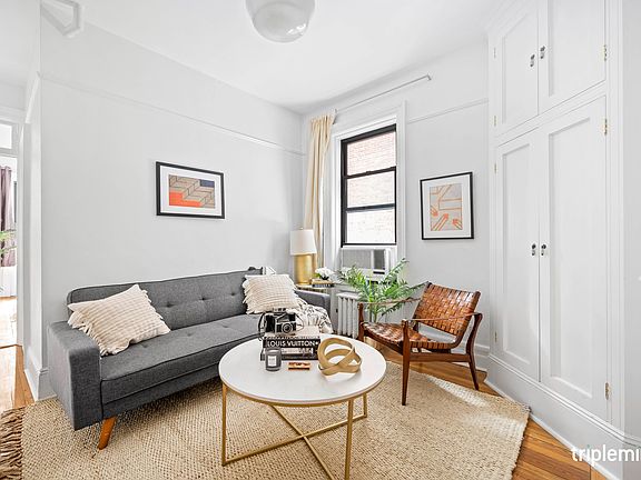 3rd image of 44 W 96th St APT 4D