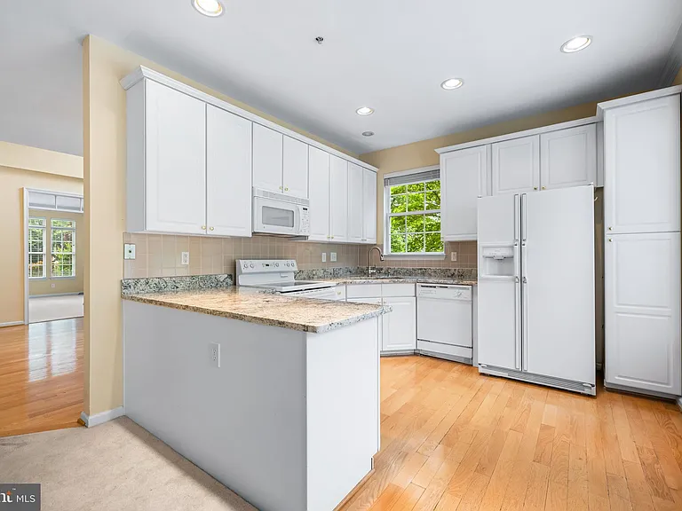 530 Limerick Cir — Photo 11