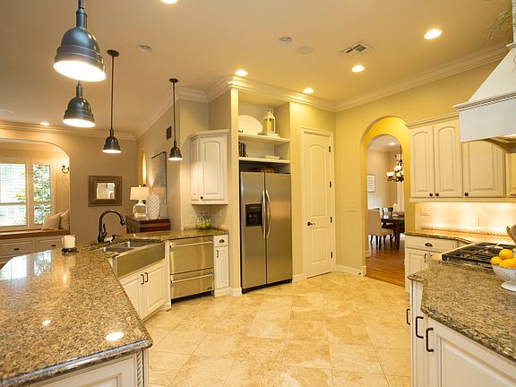 Stunning Gourmet Kitchen & Breakfast Nook deliver the latest amenities with upgraded commercial-grade stainless steel appliances including DSC by Fisher & Paykel double Dishdrawer and 6-burner gas range with soft close racks.
