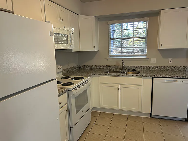 427 Edgewater Rd — Photo 5