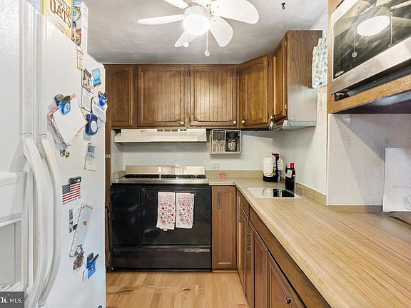 3rd image of 52 Carol Ln