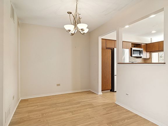 3rd image of 988 Ridgefield Ln