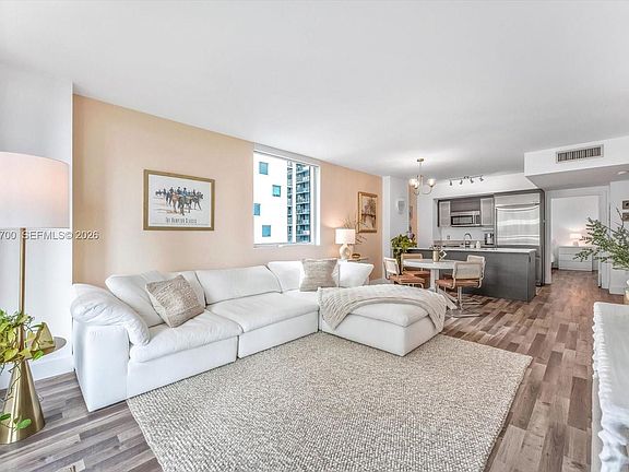 3rd image of 500 Brickell Ave APT 1810