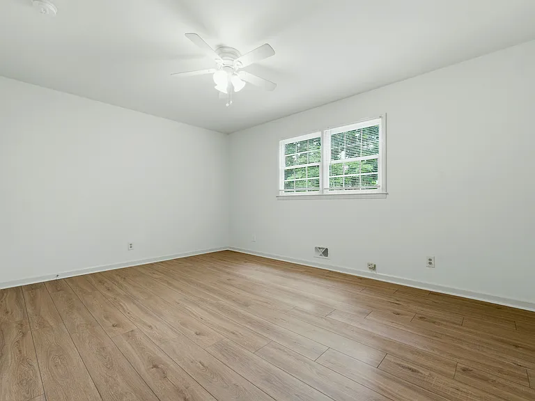 1160 Seven Springs Cir — Photo 16