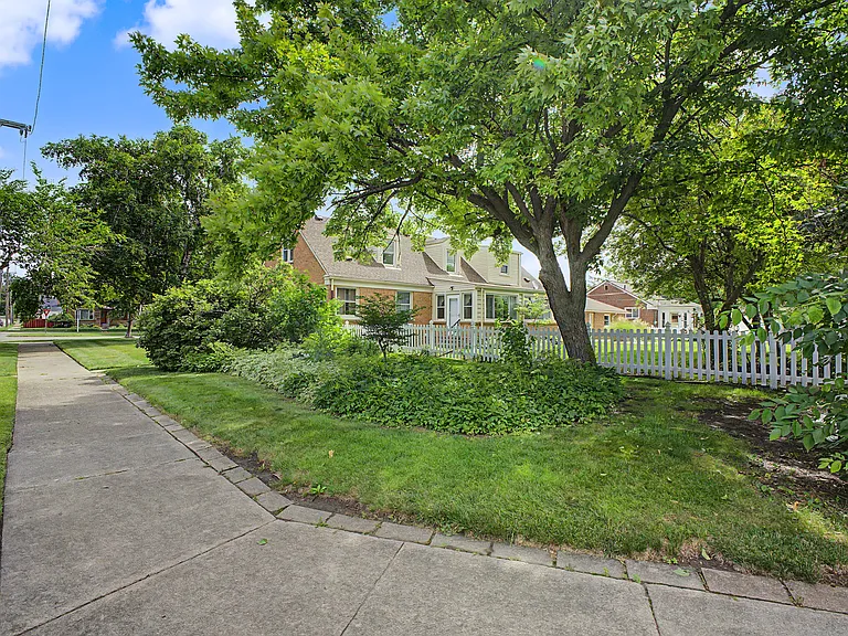 21236 Outer Dr — Photo 40