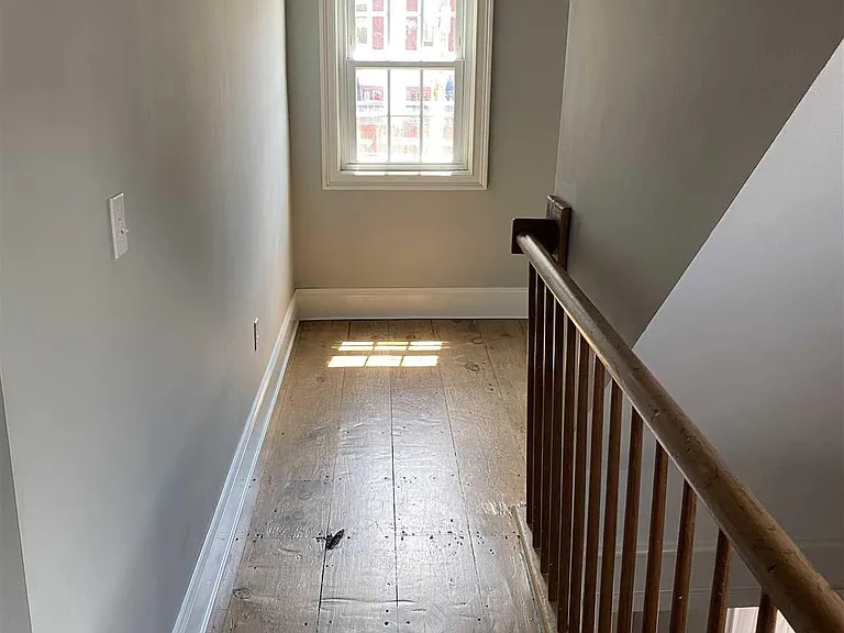 1121 Main St — Photo 1