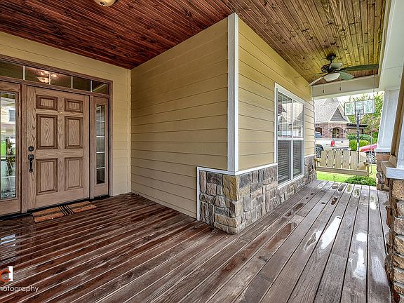 4th image of 1408 NE Dysart Woods Ln