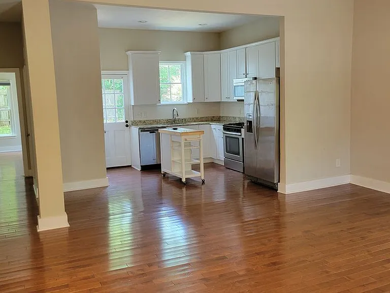 219 E South St — Photo 3