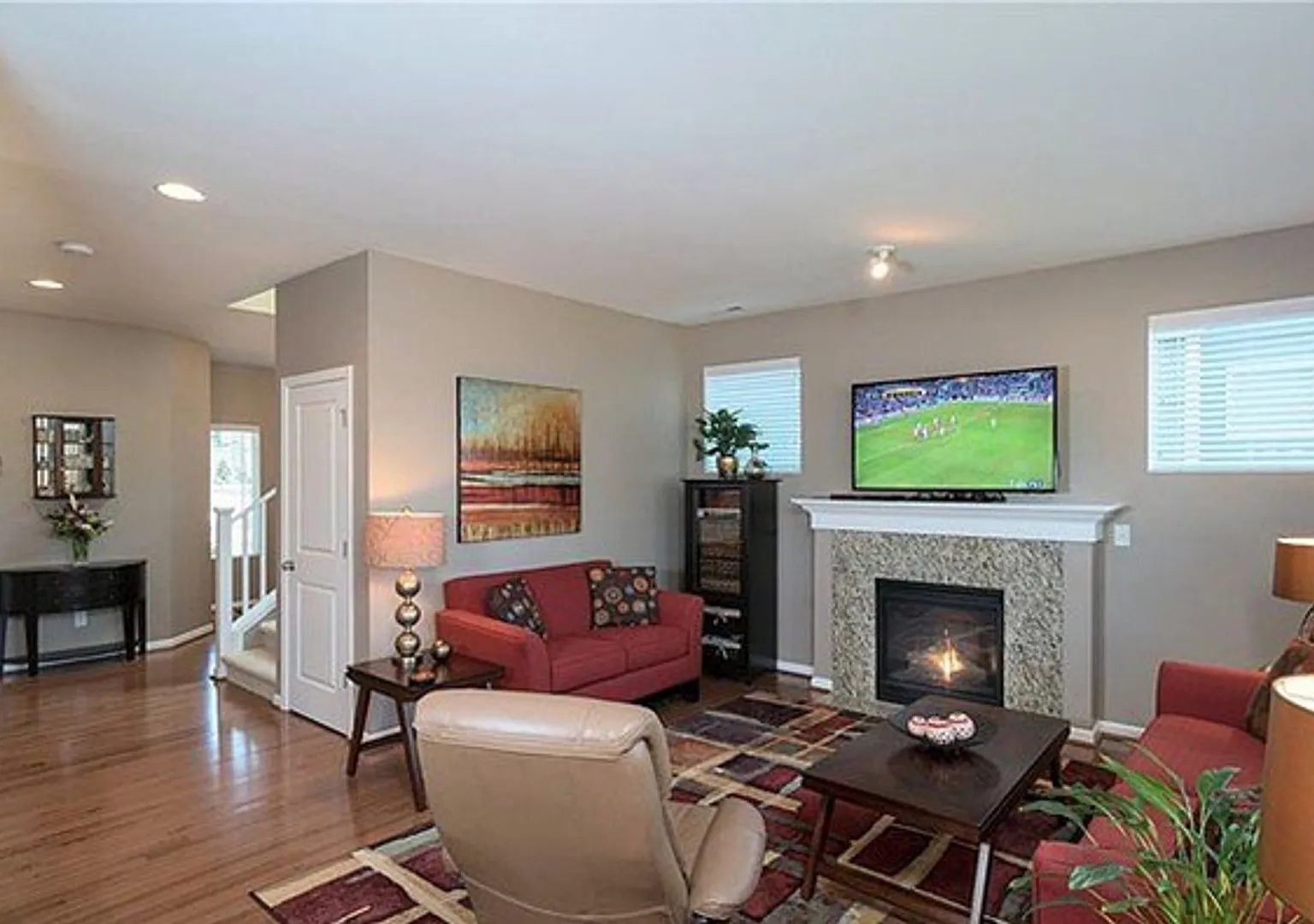 Exquisitely Beautiful Home with 3 bed and 2.5 Bath — Photo 4