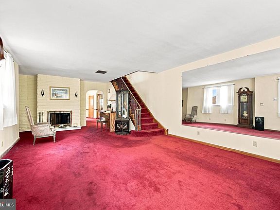 5th image of 833 Fern St
