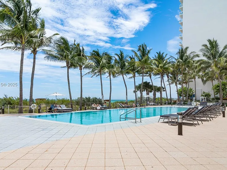 6801 Collins Ave #320 — Photo 9