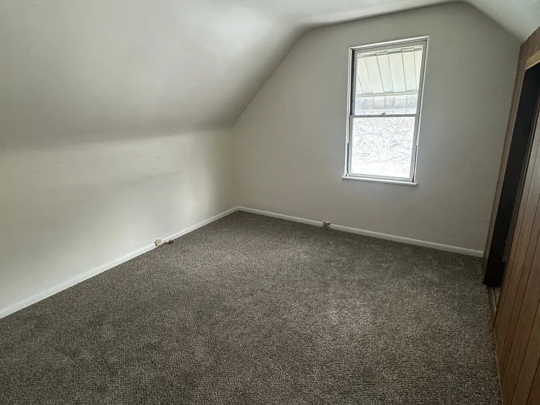 595 Castle Ave W — Photo 6