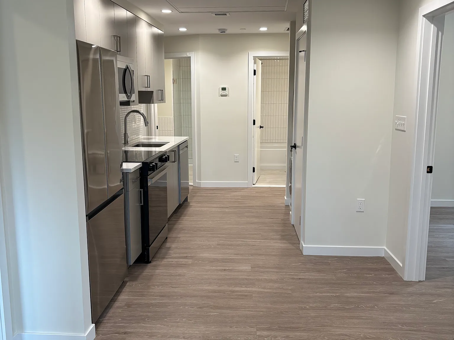 4 bed, 914 sqft, $6,900 — Photo 2