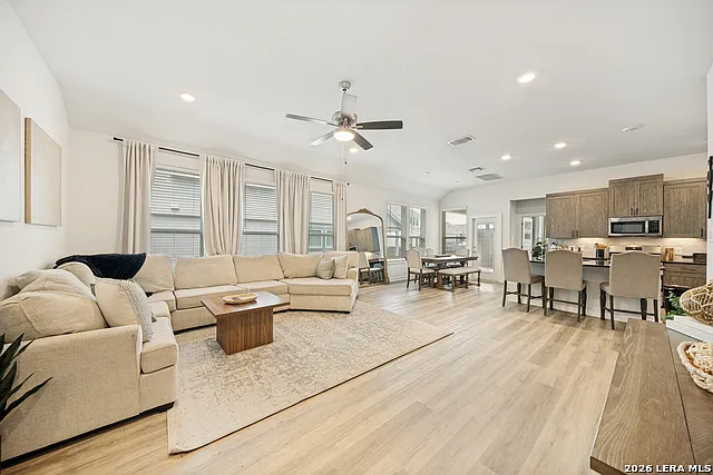 3 bed, 2.0 bath, 2080 sqft, $2,895 — Photo 2