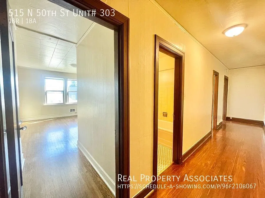 Large Top Floor 1 Bedroom/1 Bathroom Right Across from Woodland Park! — Photo 2