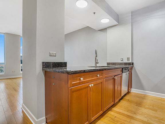 5th image of 1400 S Michigan Ave APT 1501
