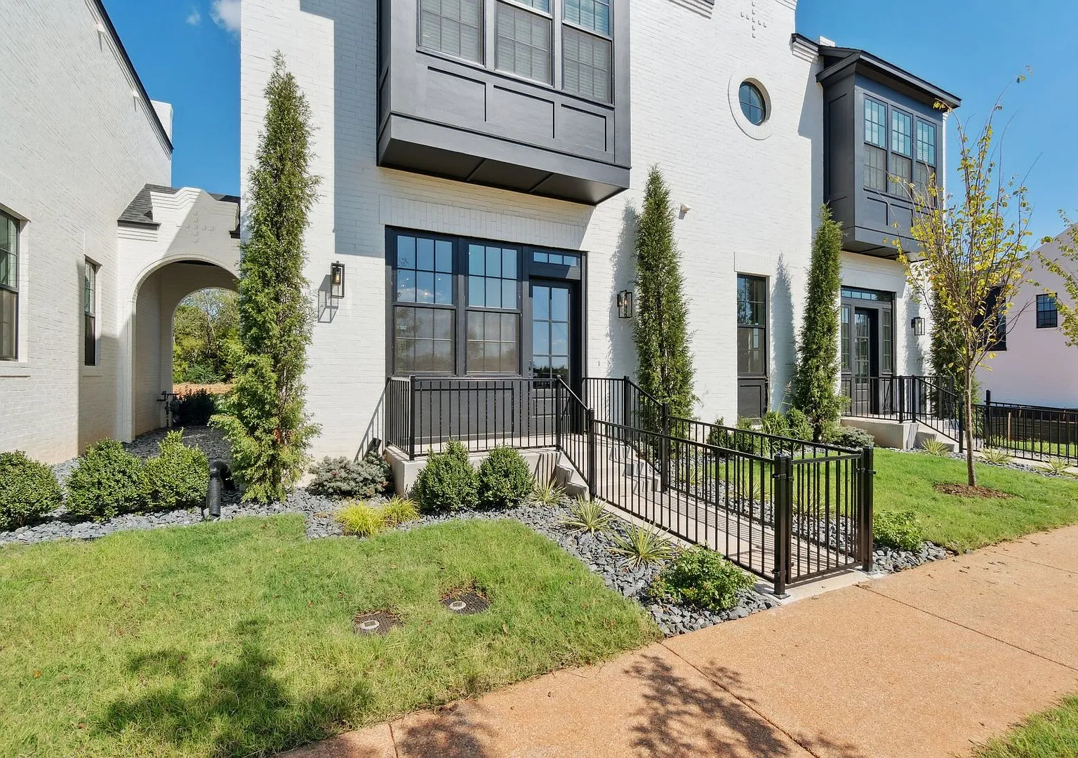 Townhome 2 bed 2.5 bath "The Mid-Mod" in the Heart of Selah — Photo 3
