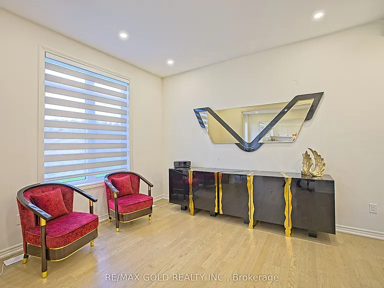 19 Marigold Blvd — Photo 24
