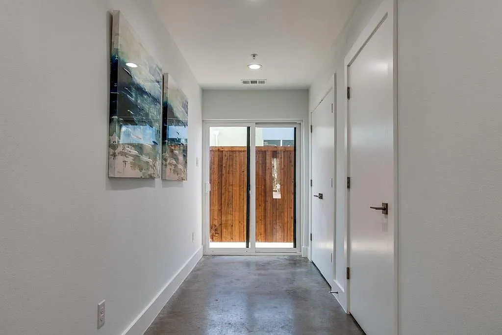 2 bed, 2.5 bath, 1613 sqft, $3,400 — Photo 3