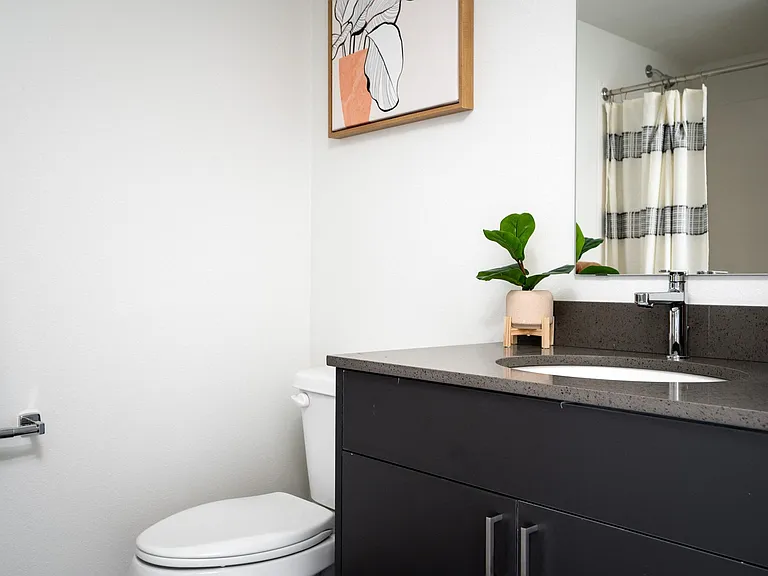 1840 Garden | Studio I Bathroom