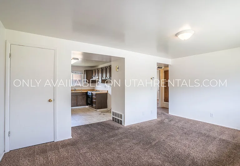 1050 S Virginia Cir — Photo 2