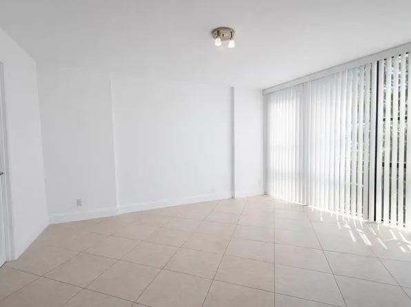 1000 Parkview Dr, Hallandale, FL