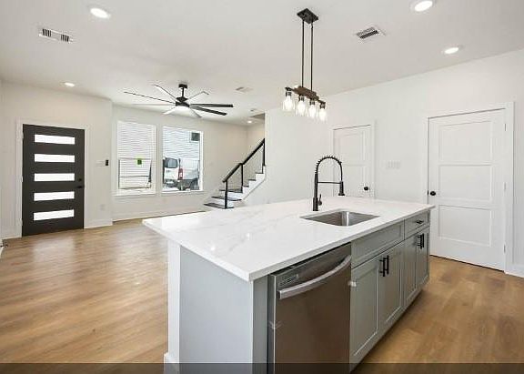 5th image of 4501 Newberry St #B