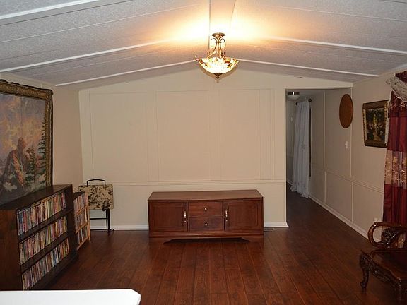 4th image of 19 Melissa Dr