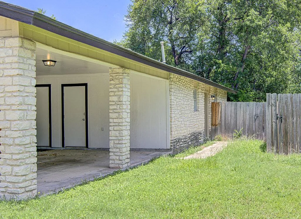 2 bed, 1.0 bath, 1804 sqft, $1,395 — Photo 2