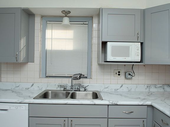 4th image of 5011 W Saint Paul Ave