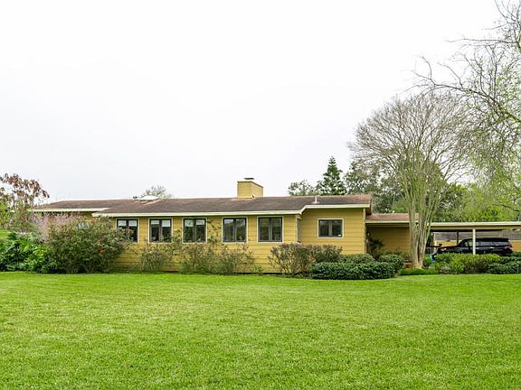 4th image of 301 Country Club Dr