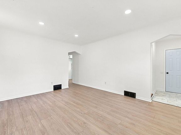 3rd image of 18104 Runyon St