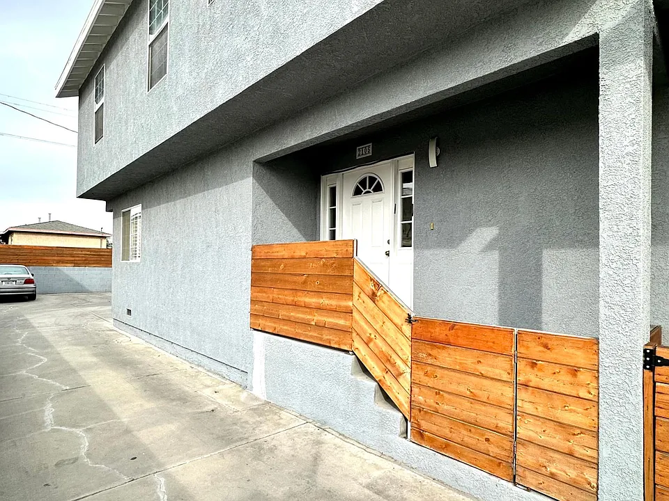 2105 Eastlake Ave