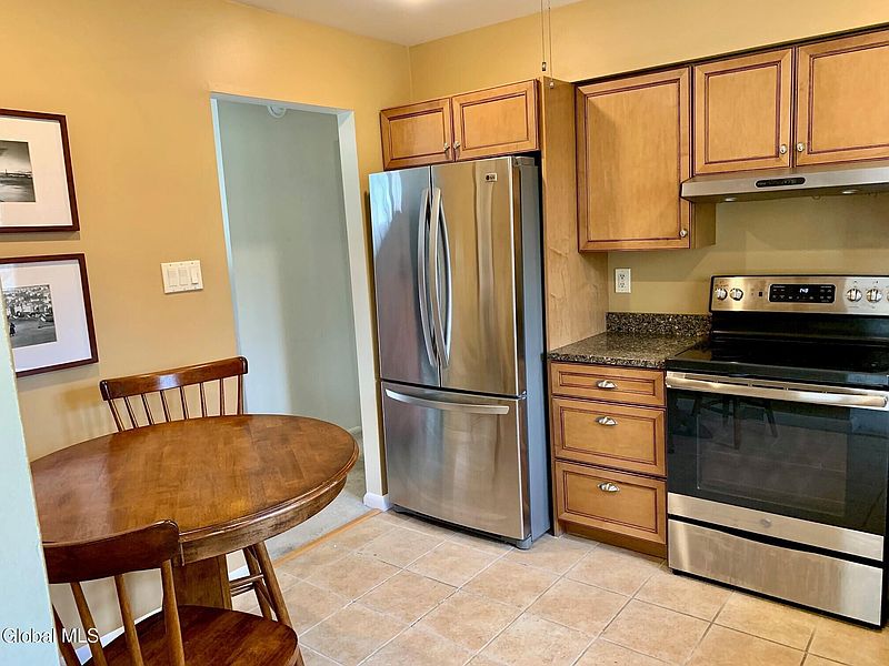 5th image of 10 Meadowlark Drive