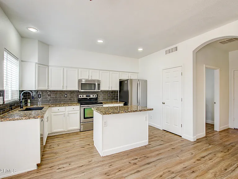 1550 N Sunset Pl — Photo 12