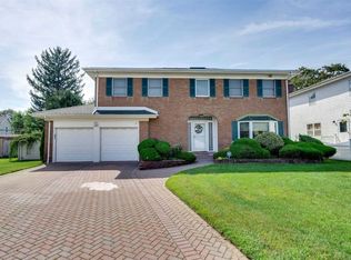 8 Melton Dr W, Rockville Centre, NY 11570