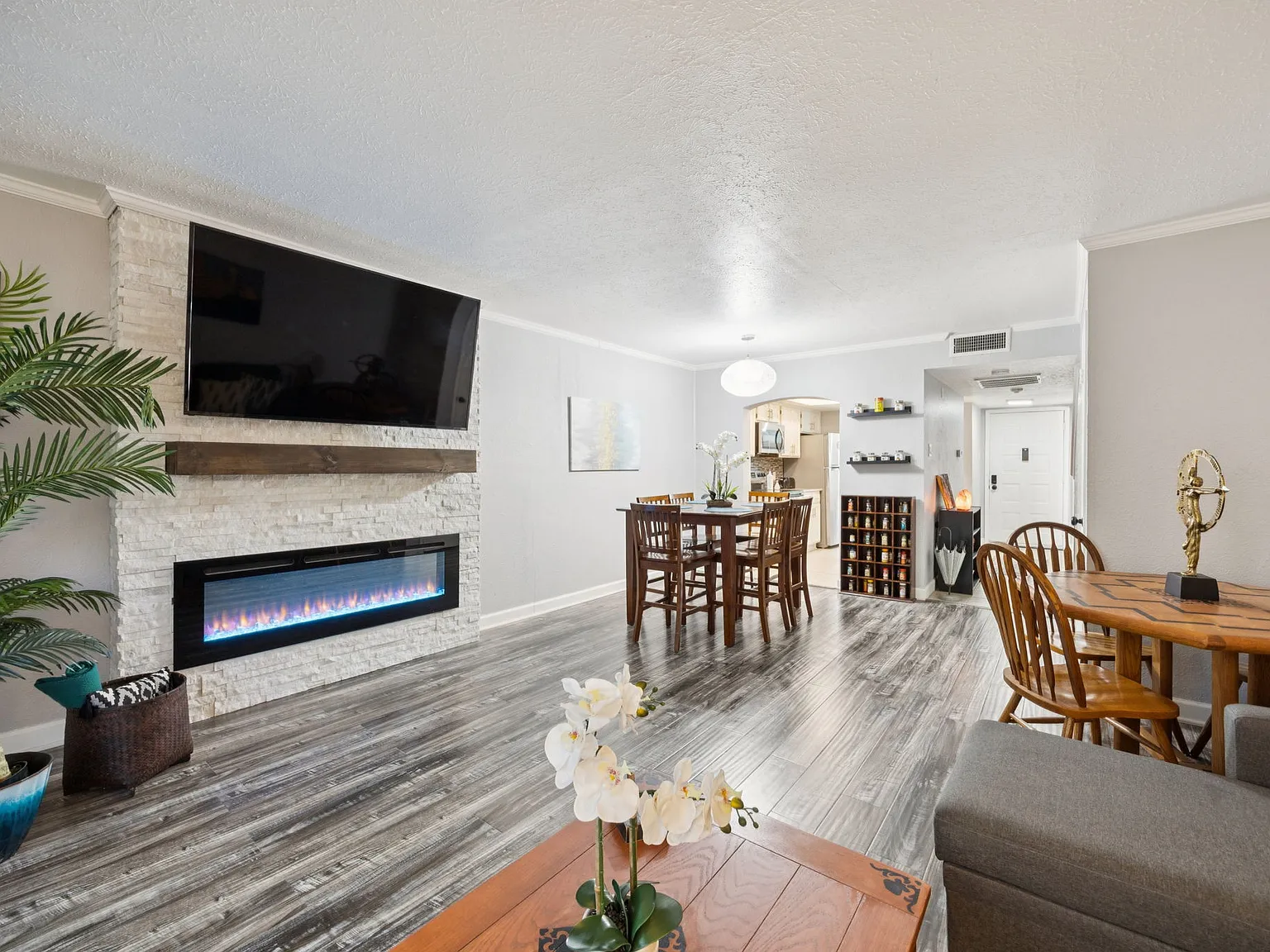 2 bed, 1167 sqft, $1,849 — Photo 2