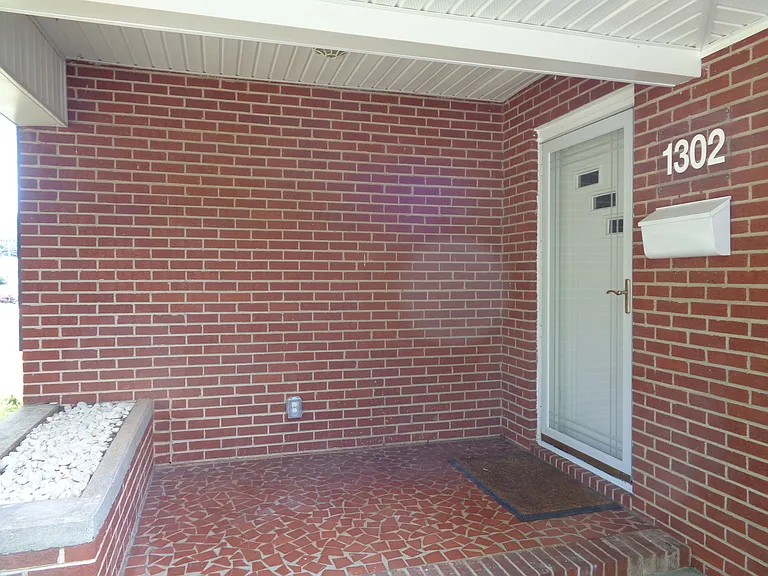 1302 Miller St — Photo 3