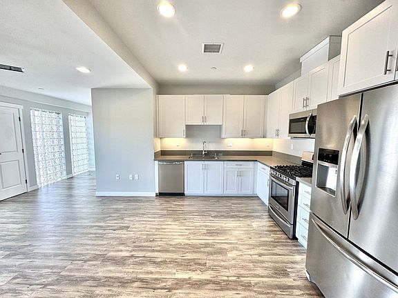 4th image of 325 Robinson Ave #301