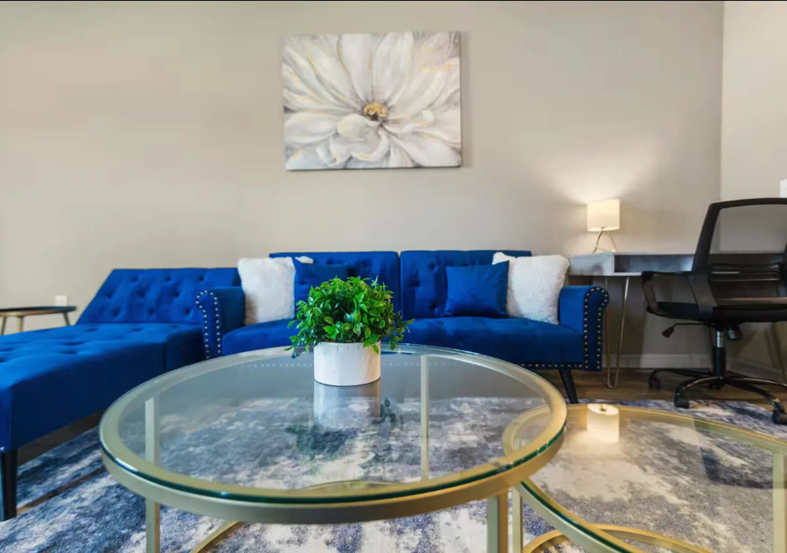 Luxury Ground Floor 3 Bed/2 Bath w/ Pool and Gym — Photo 2